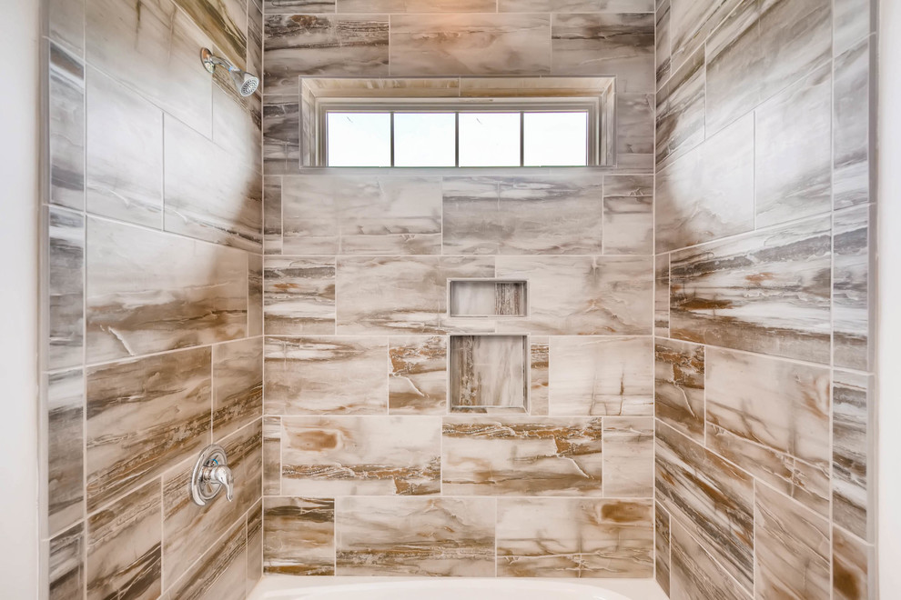 Klassisk inredning av ett stort badrum, med luckor med infälld panel, vita skåp, ett badkar i en alkov, en dusch i en alkov, bruna väggar, ett integrerad handfat och brunt golv