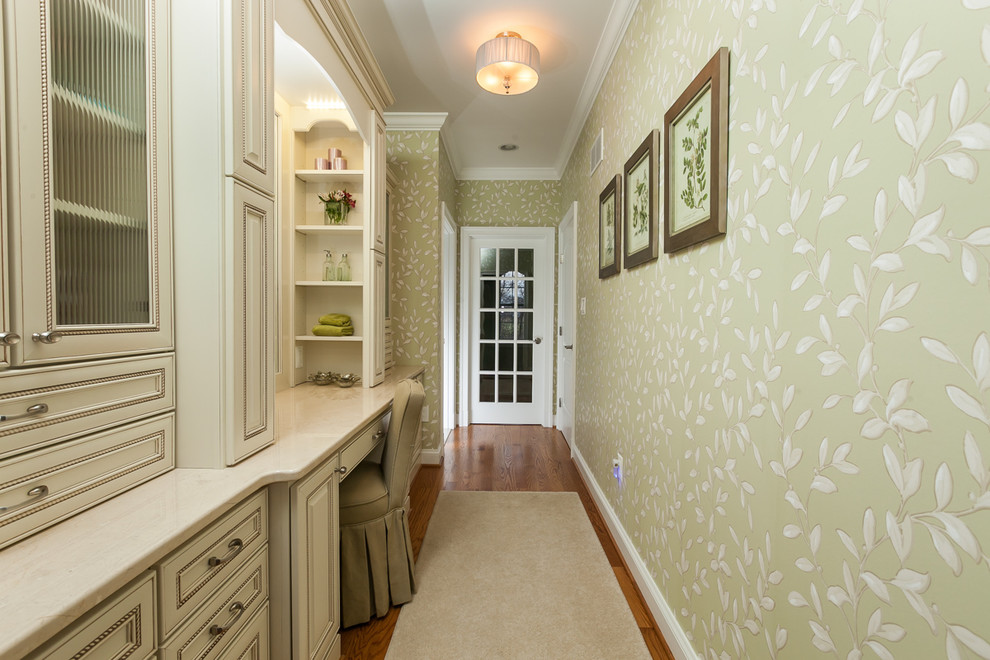 Großes Klassisches Badezimmer En Suite mit Kassettenfronten, beigen Schränken, grüner Wandfarbe, braunem Holzboden, Marmor-Waschbecken/Waschtisch und braunem Boden in Baltimore