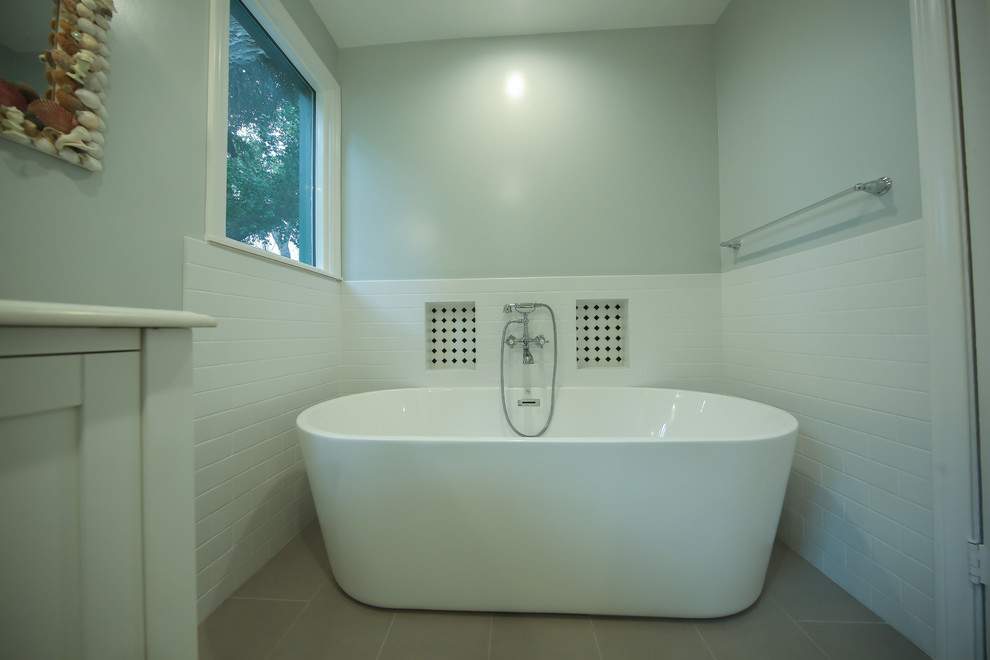 На фото: большая ванная комната в стиле модернизм