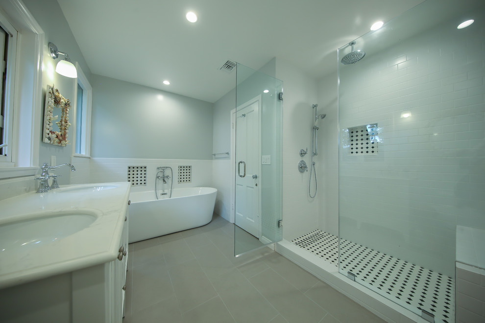 Esempio di una grande stanza da bagno moderna