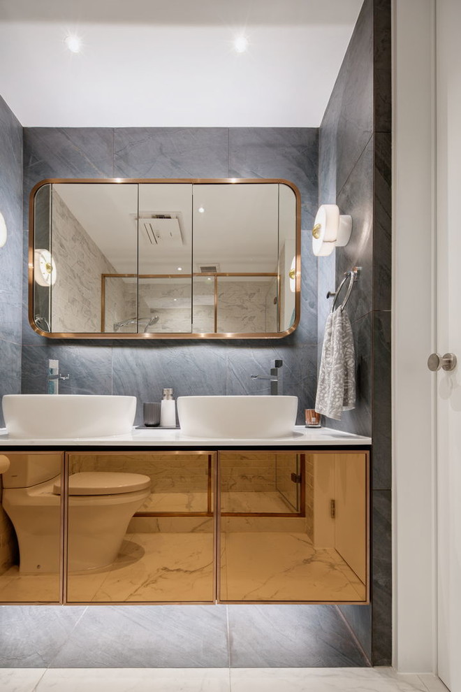 На фото: ванная комната в современном стиле с плоскими фасадами, настольной раковиной, серым полом и белой столешницей с