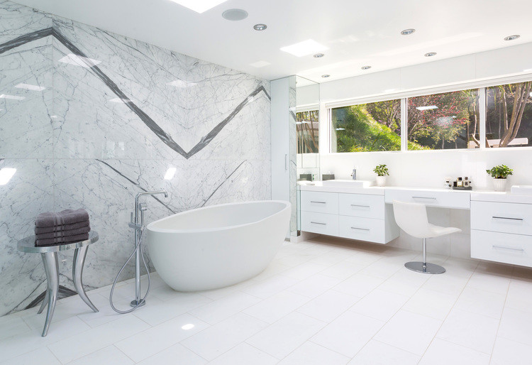 На фото: большая главная ванная комната в стиле ретро с настольной раковиной, плоскими фасадами, белыми фасадами, отдельно стоящей ванной, плиткой из листового камня и белыми стенами с