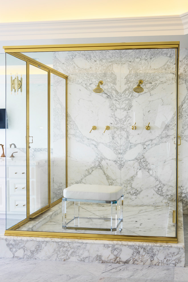 Пример оригинального дизайна: большая главная ванная комната в стиле неоклассика (современная классика) с белыми фасадами, мраморной плиткой, белыми стенами, мраморным полом, белым полом, белой столешницей, угловым душем, белой плиткой и душем с распашными дверями