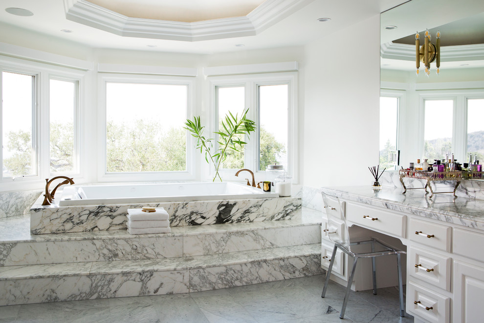ロサンゼルスにあるラグジュアリーな広いトランジショナルスタイルのおしゃれなマスターバスルーム (白いキャビネット、大理石タイル、白い壁、大理石の床、白い床、白い洗面カウンター、レイズドパネル扉のキャビネット、大理石の洗面台) の写真