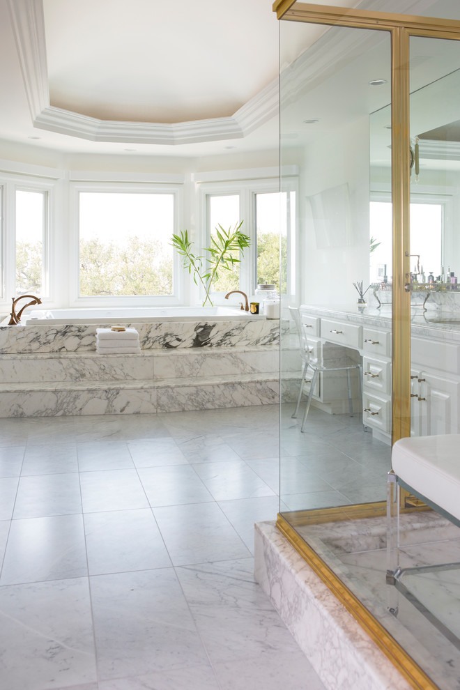 Bild på ett stort funkis vit vitt en-suite badrum, med släta luckor, vita skåp, vit kakel, marmorkakel, vita väggar, marmorgolv, marmorbänkskiva och vitt golv