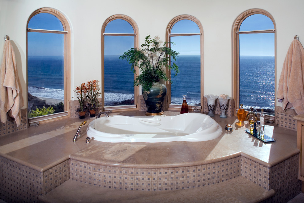 Idéer för att renovera ett vintage badrum, med ett platsbyggt badkar, beige kakel och mosaik