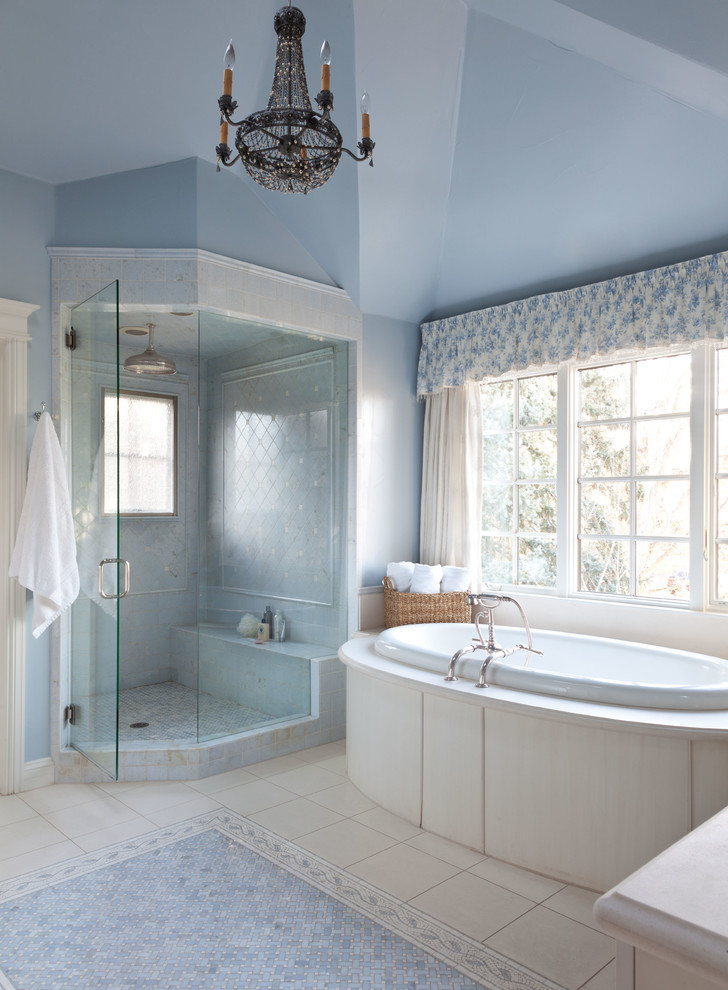 Aménagement d'une salle de bain principale classique avec une baignoire posée, une douche d'angle, un mur bleu et une cabine de douche à porte battante.