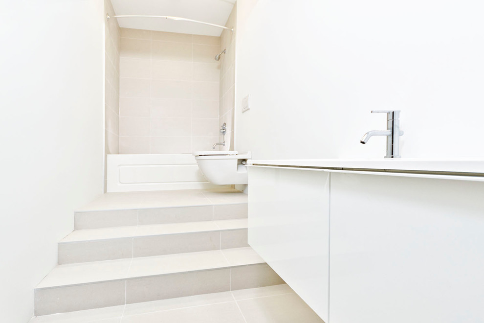 Ispirazione per una grande stanza da bagno padronale moderna con lavabo sottopiano, ante bianche, vasca ad alcova, vasca/doccia, WC sospeso, piastrelle in ceramica e pareti bianche