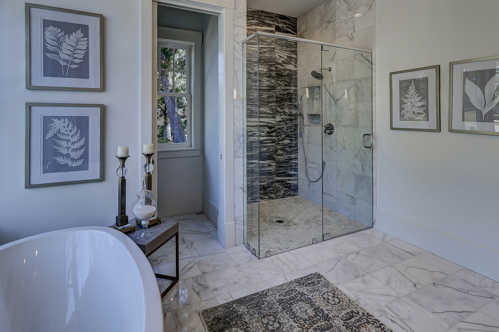 Inredning av ett modernt stort vit vitt en-suite badrum, med ett fristående badkar, släta luckor, svarta skåp, en kantlös dusch, grå kakel, stenhäll, vita väggar, marmorgolv, ett undermonterad handfat, marmorbänkskiva, vitt golv och dusch med gångjärnsdörr