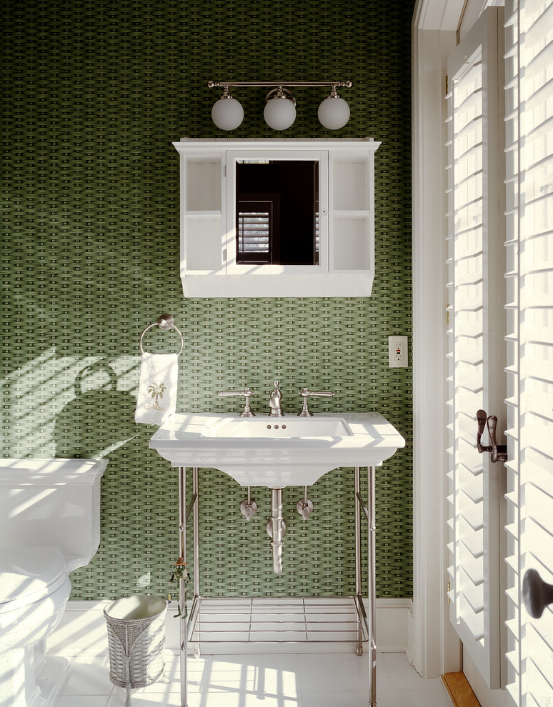 Klassisches Badezimmer mit Waschtischkonsole, Wandtoilette mit Spülkasten und weißen Fliesen in Atlanta