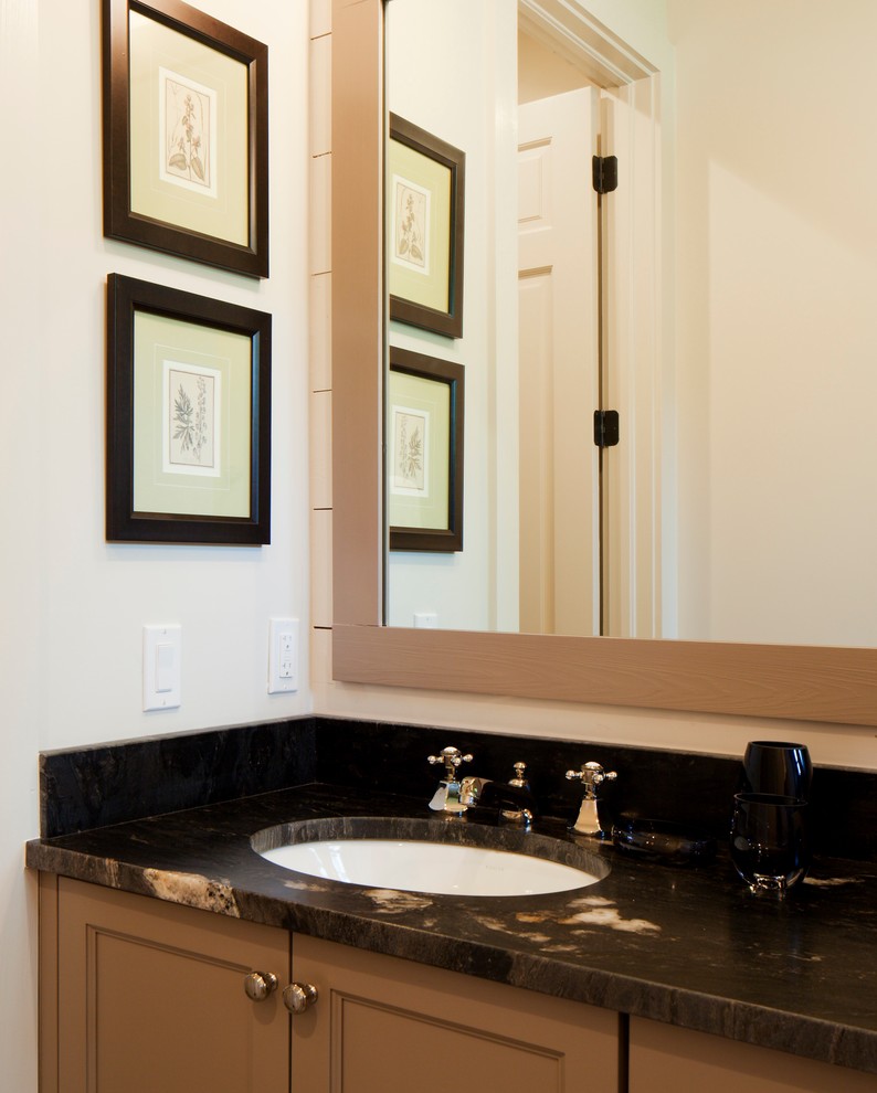На фото: ванная комната среднего размера в стиле рустика с накладной раковиной