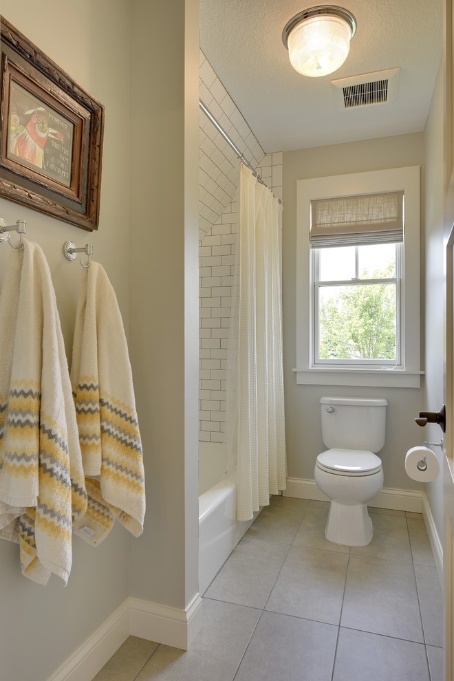 Источник вдохновения для домашнего уюта: ванная комната в стиле кантри с белой плиткой, керамической плиткой, полом из керамической плитки, ванной в нише, душем над ванной и серыми стенами