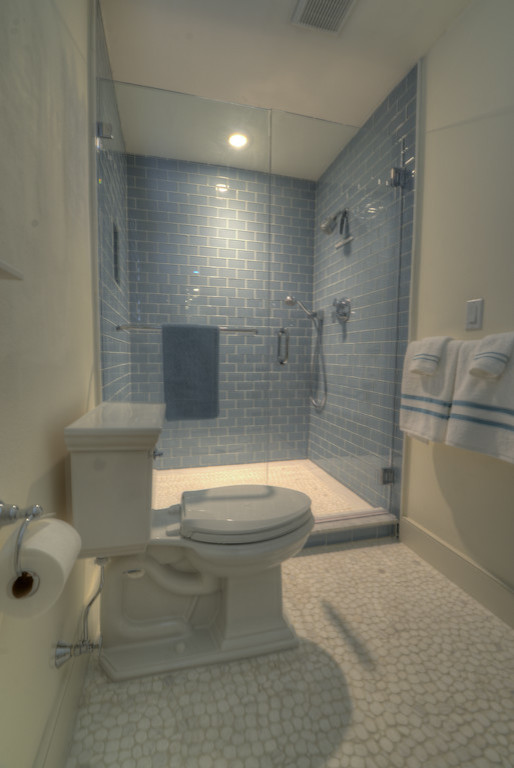 Immagine di una stanza da bagno costiera di medie dimensioni con piastrelle blu, piastrelle diamantate e pareti beige