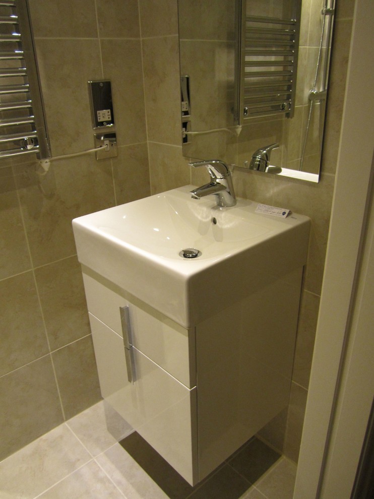 Foto di una stanza da bagno per bambini minimal con ante lisce, ante gialle, piastrelle beige e lavabo sospeso