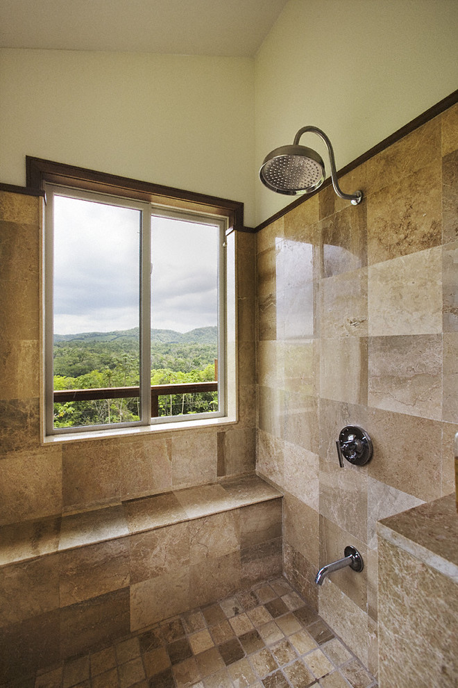 Imagen de cuarto de baño principal exótico de tamaño medio con baldosas y/o azulejos beige, combinación de ducha y bañera y paredes amarillas