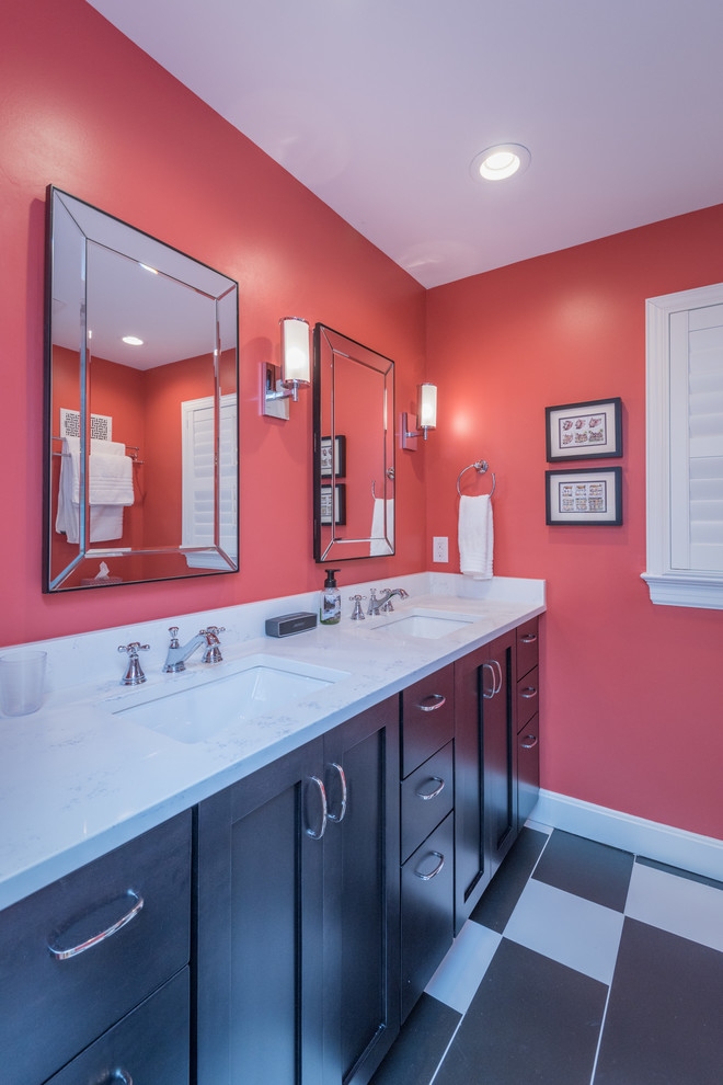 Стильный дизайн: главная ванная комната среднего размера в стиле модернизм с фасадами в стиле шейкер, черными фасадами, душем в нише, раздельным унитазом, красными стенами, полом из керамогранита, врезной раковиной, столешницей из кварцита, разноцветным полом, душем с распашными дверями и белой столешницей - последний тренд