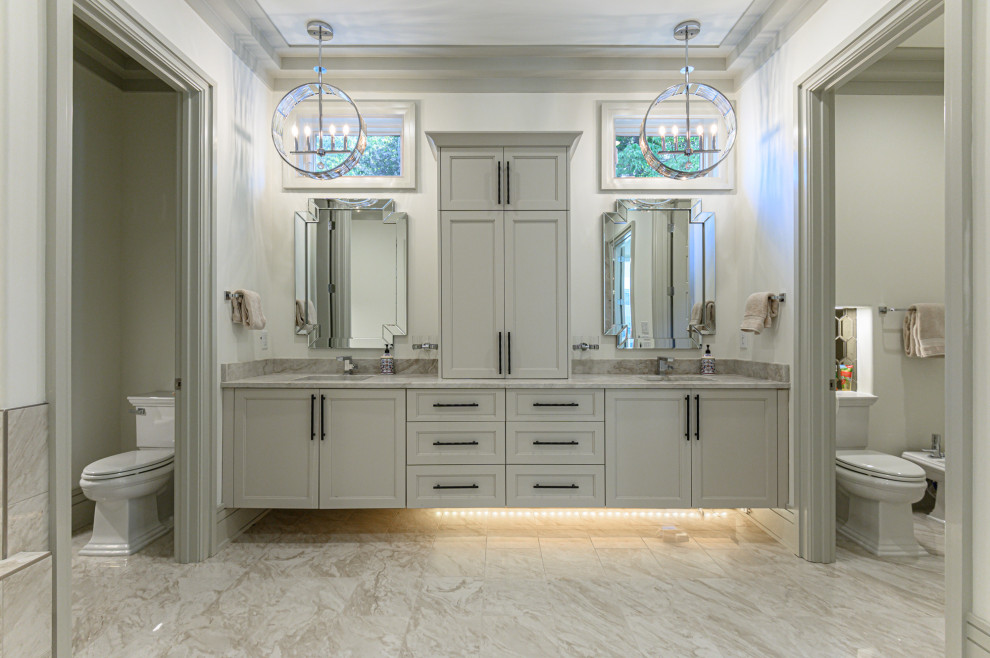 Inspiration pour une grande salle de bain principale minimaliste avec un placard avec porte à panneau surélevé, des portes de placard grises, un carrelage gris, un plan de toilette en granite et un plan de toilette gris.