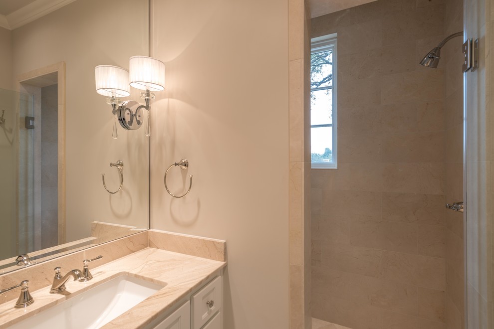 Idee per una stanza da bagno con piastrelle di marmo e top in marmo