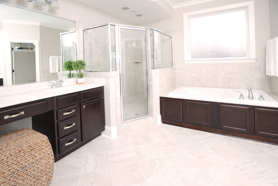 Стильный дизайн: большая главная ванная комната в классическом стиле с монолитной раковиной, плоскими фасадами, коричневыми фасадами, мраморной столешницей, накладной ванной, угловым душем, унитазом-моноблоком, серой плиткой, керамогранитной плиткой, серыми стенами и мраморным полом - последний тренд
