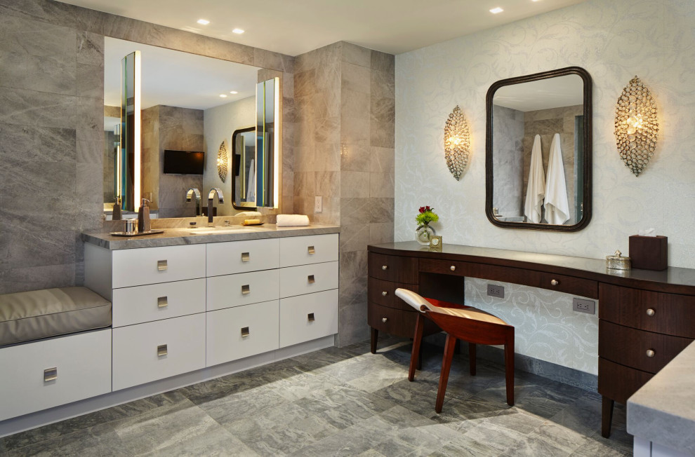 Стильный дизайн: большая главная ванная комната в стиле модернизм с плоскими фасадами, белыми фасадами, бежевой плиткой, белыми стенами, врезной раковиной и серым полом - последний тренд