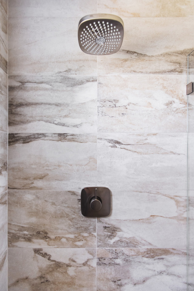 Idéer för mellanstora funkis beige en-suite badrum, med luckor med profilerade fronter, vita skåp, en dusch i en alkov, vita väggar, marmorgolv, ett undermonterad handfat, marmorbänkskiva, flerfärgat golv och dusch med gångjärnsdörr