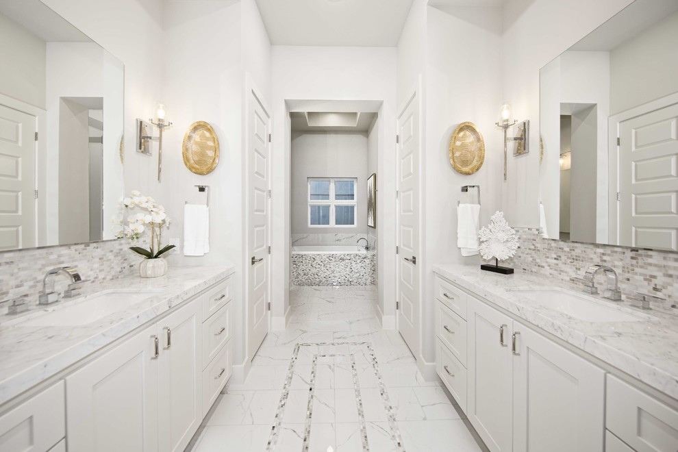 Пример оригинального дизайна: большая главная ванная комната в стиле неоклассика (современная классика) с фасадами в стиле шейкер, белыми фасадами, накладной ванной, белой плиткой, плиткой мозаикой, белыми стенами, полом из керамогранита, врезной раковиной, мраморной столешницей, белым полом и белой столешницей