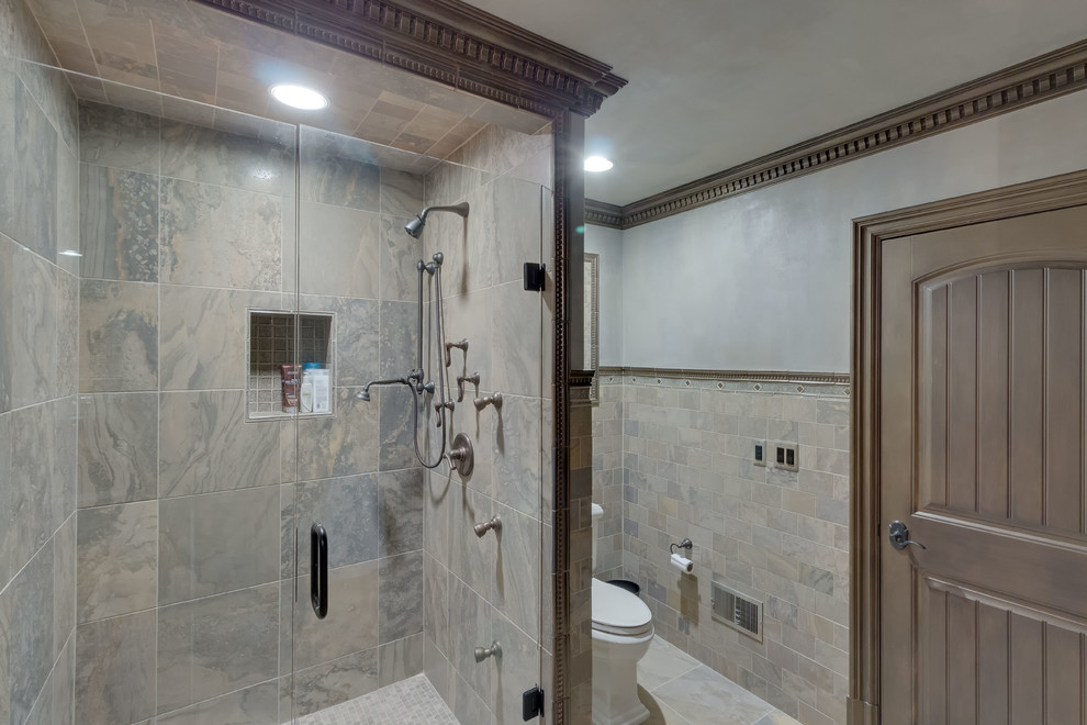 Idéer för att renovera ett mellanstort vintage badrum med dusch, med möbel-liknande, skåp i slitet trä, en dusch i en alkov, en toalettstol med separat cisternkåpa, grå väggar, klinkergolv i keramik, ett undermonterad handfat, marmorbänkskiva, beige kakel, brun kakel, keramikplattor, beiget golv och dusch med gångjärnsdörr