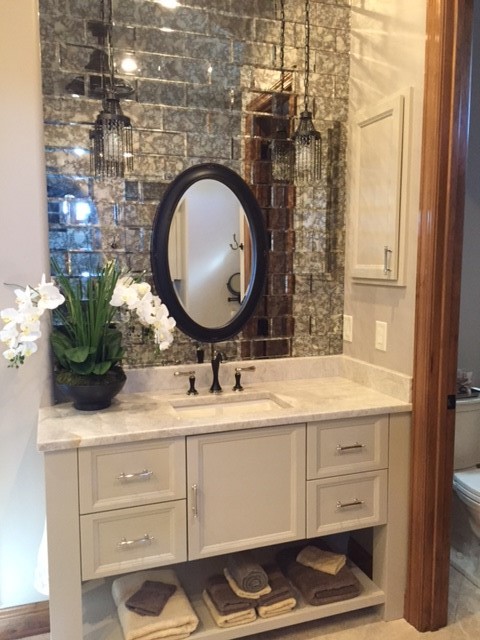 Foto på ett vintage en-suite badrum, med beige skåp, spegel istället för kakel, beige väggar, bänkskiva i kvartsit och dusch med gångjärnsdörr
