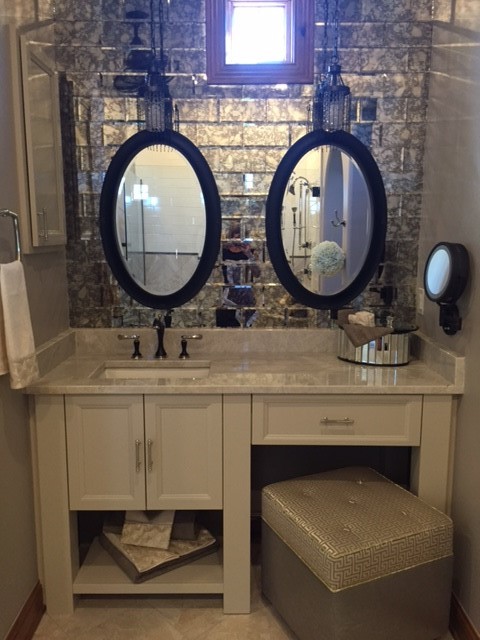 Klassisches Badezimmer En Suite mit beigen Schränken, Spiegelfliesen, beiger Wandfarbe, Quarzit-Waschtisch und Falttür-Duschabtrennung in Sonstige