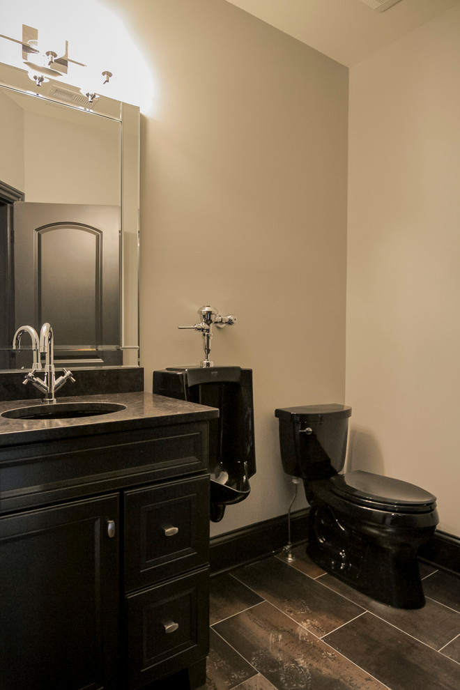 Bild på ett litet amerikanskt badrum med dusch, med möbel-liknande, svarta skåp, ett urinoar, flerfärgad kakel, keramikplattor, grå väggar, klinkergolv i keramik, ett undermonterad handfat och granitbänkskiva
