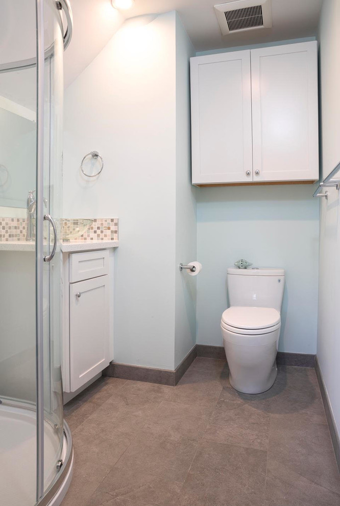 Idéer för ett litet modernt badrum med dusch, med luckor med infälld panel, vita skåp, en hörndusch, en toalettstol med separat cisternkåpa, beige kakel, brun kakel, grå kakel, flerfärgad kakel, mosaik, blå väggar, klinkergolv i keramik, ett fristående handfat och bänkskiva i kvarts