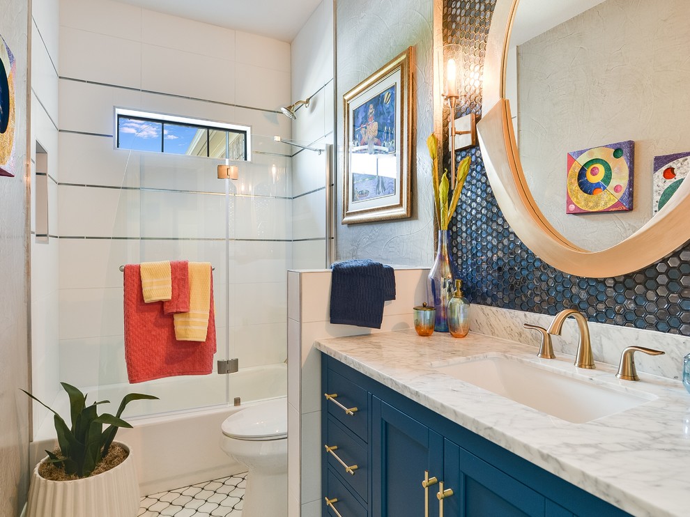 Свежая идея для дизайна: маленькая ванная комната в стиле модернизм с фасадами в стиле шейкер, синими фасадами, ванной в нише, душем над ванной, синей плиткой, плиткой мозаикой, полом из керамической плитки, врезной раковиной, мраморной столешницей, разноцветным полом, душем с распашными дверями и белой столешницей для на участке и в саду - отличное фото интерьера