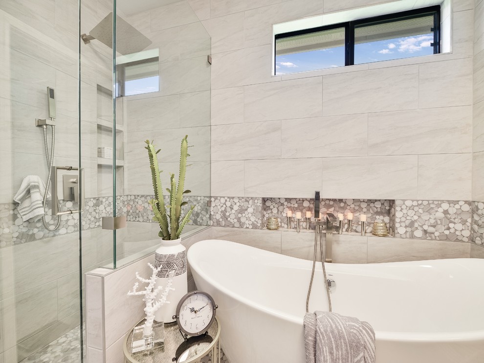 Идея дизайна: главная ванная комната в стиле модернизм с фасадами с декоративным кантом, серыми фасадами, японской ванной, угловым душем, раздельным унитазом, каменной плиткой, серыми стенами, полом из керамической плитки, врезной раковиной, мраморной столешницей, разноцветным полом, душем с распашными дверями и белой столешницей