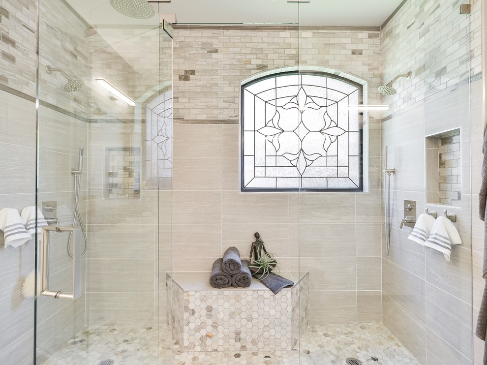 Idéer för ett stort modernt vit en-suite badrum, med skåp i shakerstil, vita skåp, en dubbeldusch, grå kakel, stenkakel, grå väggar, klinkergolv i porslin, ett undermonterad handfat, bänkskiva i kvartsit, grått golv och dusch med gångjärnsdörr