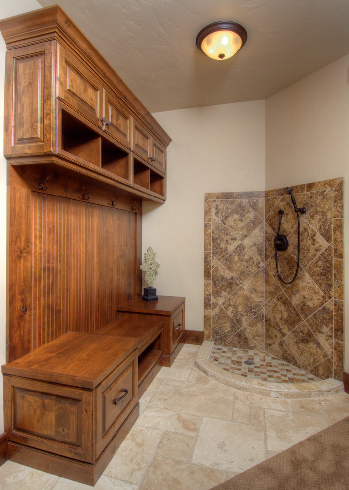 На фото: ванная комната среднего размера в классическом стиле с фасадами островного типа, фасадами цвета дерева среднего тона, бежевой плиткой, бежевыми стенами и душевой кабиной