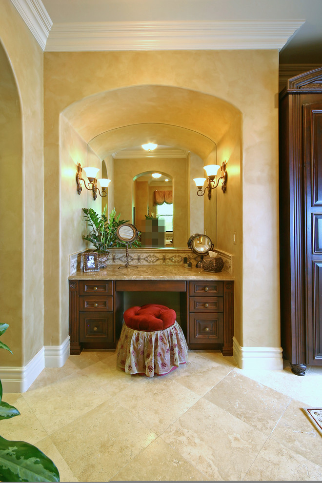 Exemple d'une très grande salle de bain principale chic en bois foncé avec un lavabo encastré, un placard avec porte à panneau surélevé, un plan de toilette en marbre, une baignoire posée, une douche ouverte, WC séparés, un carrelage beige, un carrelage de pierre et un sol en marbre.