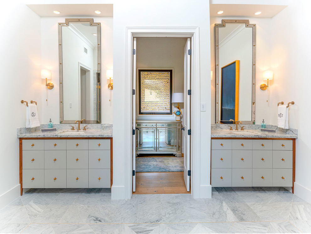 Пример оригинального дизайна: большая главная ванная комната в стиле неоклассика (современная классика) с плоскими фасадами, серыми фасадами, желтой плиткой, белыми стенами, мраморным полом, врезной раковиной, мраморной столешницей, белым полом и белой столешницей