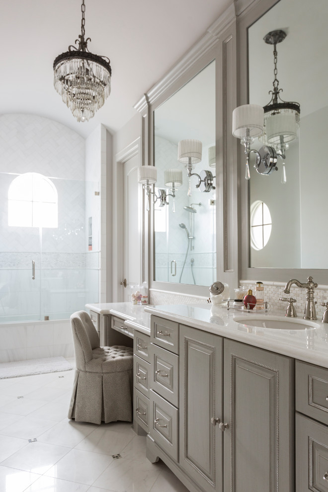На фото: главная ванная комната в классическом стиле с фасадами с выступающей филенкой, серыми фасадами, врезной раковиной, белым полом, душем с распашными дверями и белой столешницей с