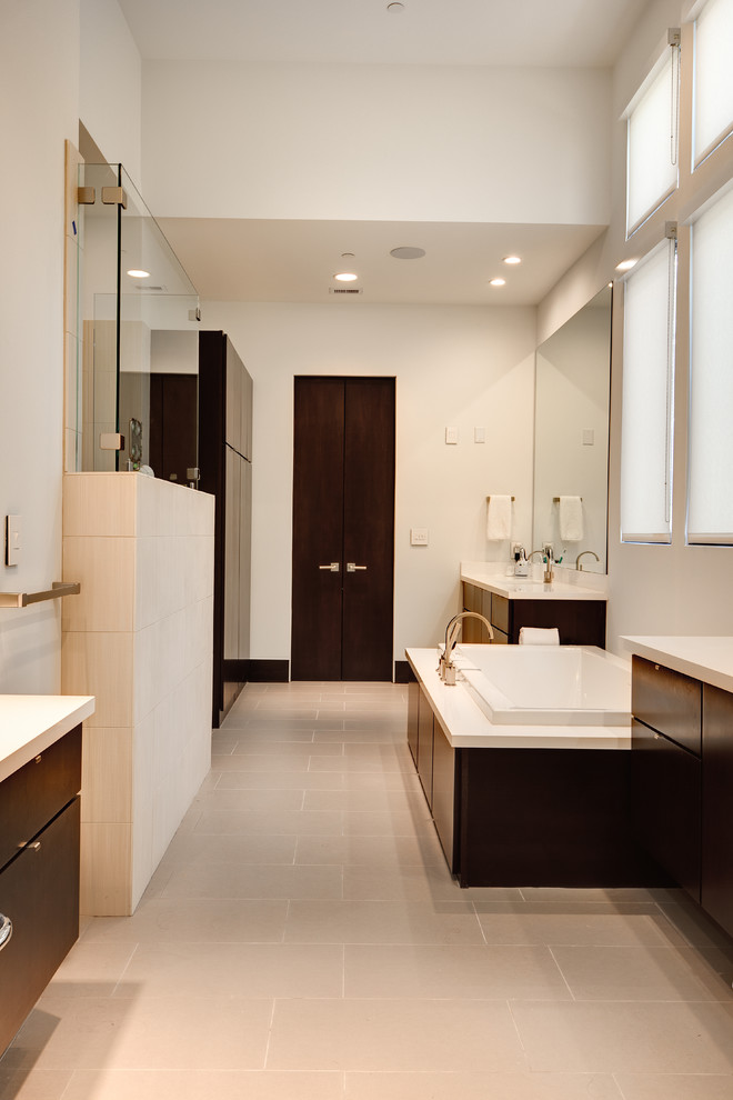 Réalisation d'une grande salle de bain principale design en bois foncé avec un placard à porte plane, une baignoire posée, une douche double, un mur blanc, un lavabo posé, un sol gris, une cabine de douche à porte battante et un plan de toilette blanc.