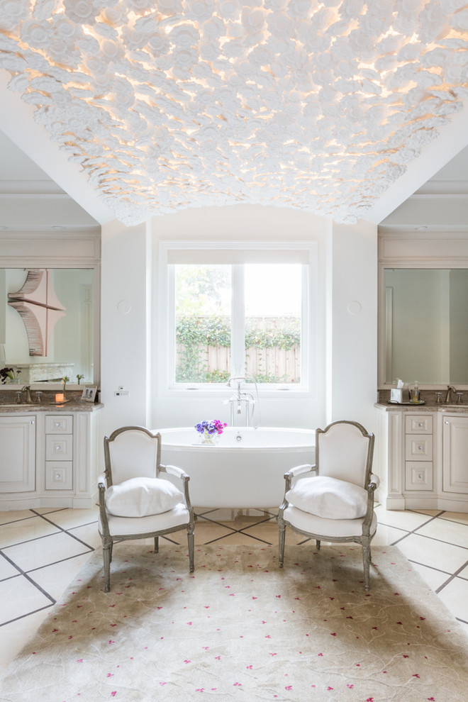 Стильный дизайн: главная ванная комната в стиле неоклассика (современная классика) с белыми фасадами, ванной на ножках и белыми стенами - последний тренд