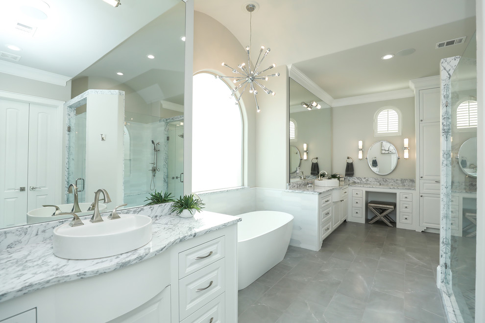 Idéer för ett mycket stort klassiskt en-suite badrum, med luckor med upphöjd panel, vita skåp, ett fristående badkar, en dubbeldusch, ett fristående handfat, marmorbänkskiva och med dusch som är öppen