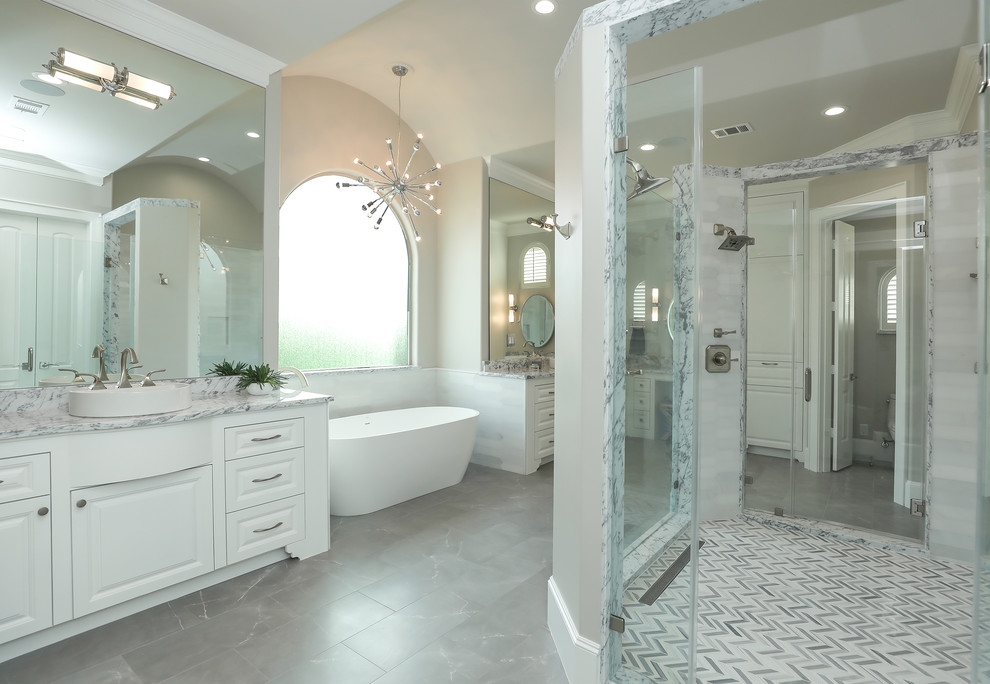 Idéer för mycket stora vintage en-suite badrum, med luckor med upphöjd panel, vita skåp, ett fristående badkar, en dubbeldusch, ett fristående handfat, marmorbänkskiva och med dusch som är öppen