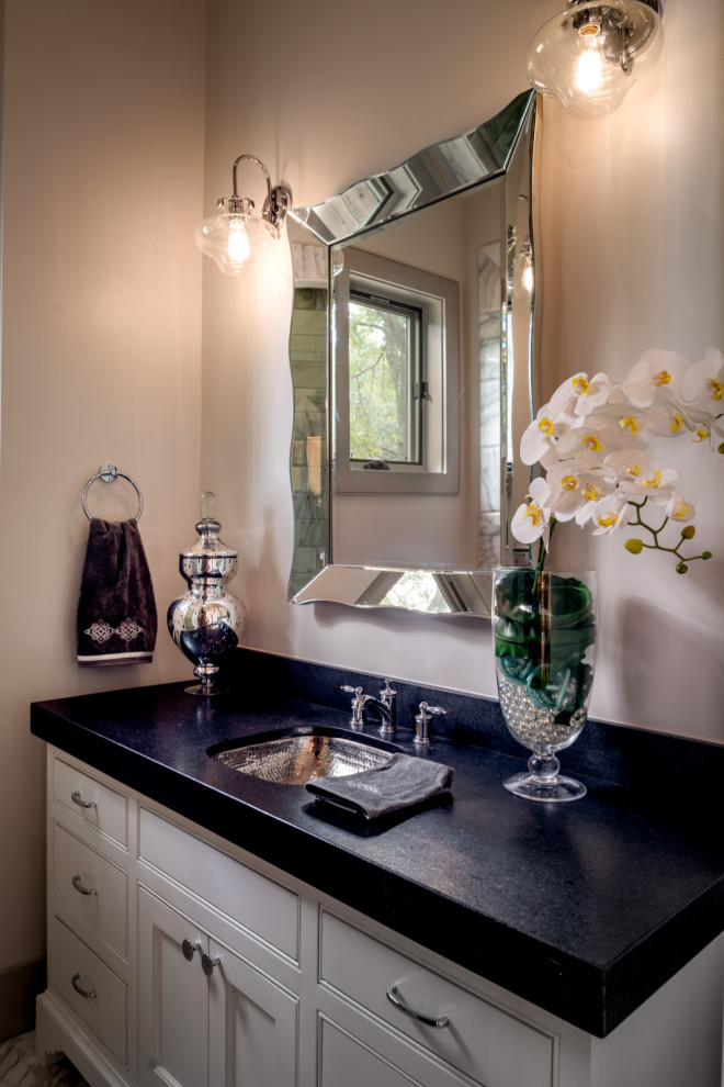 Inspiration för mellanstora klassiska svart badrum med dusch, med släta luckor, vita skåp, vita väggar, marmorgolv, ett undermonterad handfat och granitbänkskiva