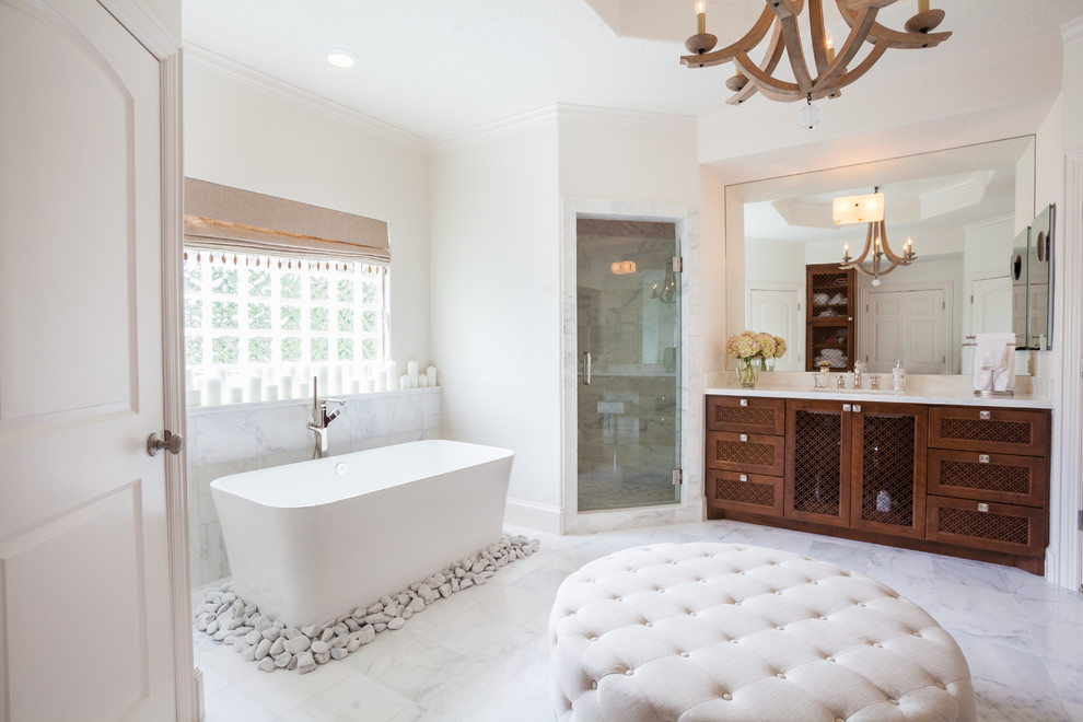 На фото: ванная комната в современном стиле с фасадами с утопленной филенкой, темными деревянными фасадами, отдельно стоящей ванной, угловым душем и белой плиткой