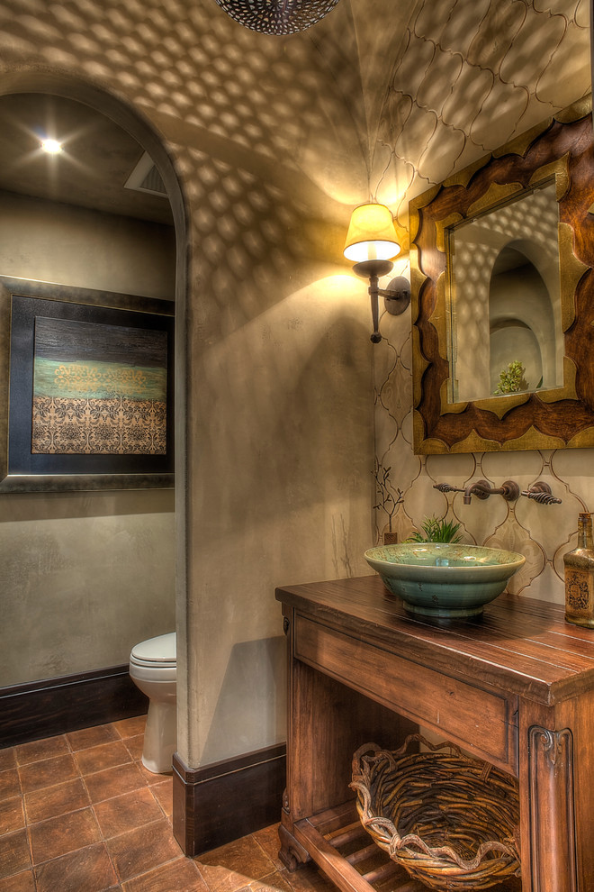 Cette photo montre une salle d'eau éclectique en bois vieilli avec une vasque, un placard en trompe-l'oeil, un plan de toilette en bois, un carrelage beige, des carreaux en terre cuite, un mur beige et tomettes au sol.