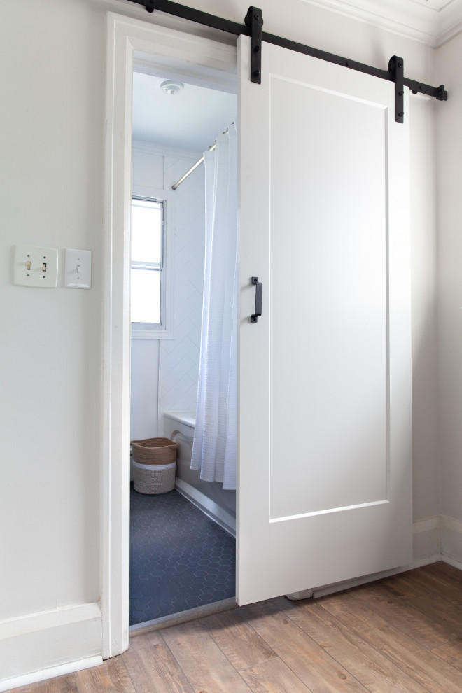 Inspiration pour une petite salle d'eau minimaliste avec un placard à porte shaker, une baignoire en alcôve, un combiné douche/baignoire, un mur blanc, un sol en carrelage de porcelaine, un lavabo intégré, un plan de toilette en quartz modifié, un sol noir, une cabine de douche avec un rideau, un plan de toilette blanc, des portes de placard blanches et WC séparés.