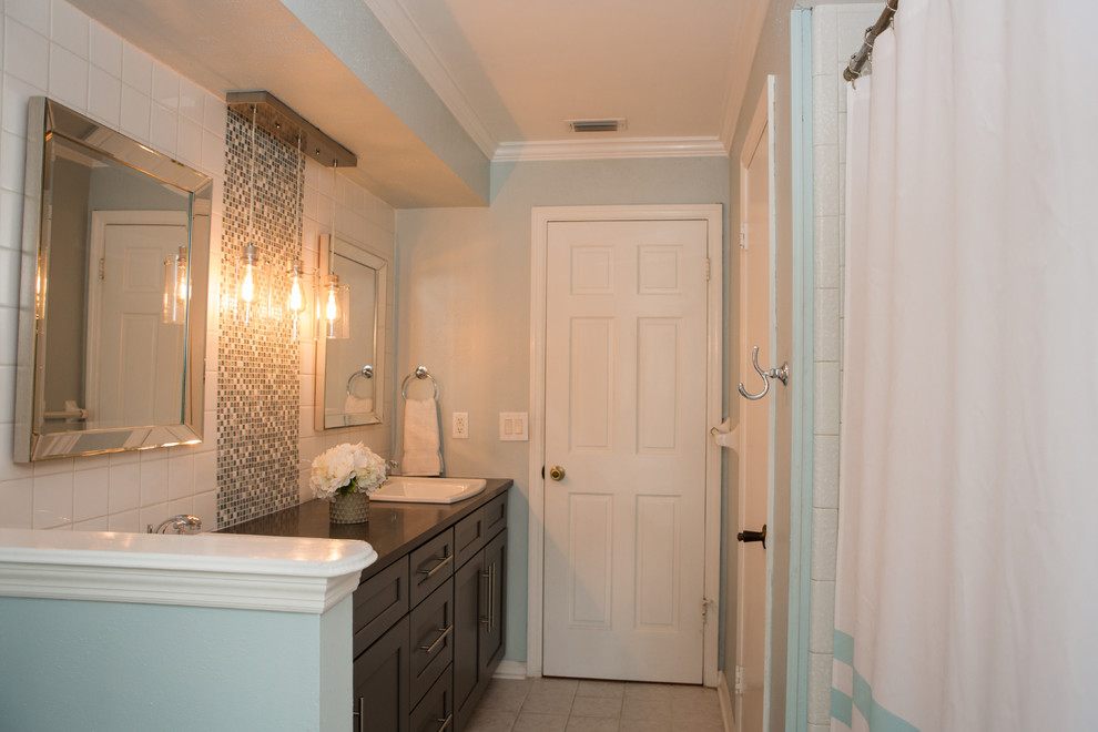 Foto di una stanza da bagno chic di medie dimensioni con ante in stile shaker, ante grigie, piastrelle multicolore, piastrelle a mosaico, pareti blu, pavimento in gres porcellanato, lavabo da incasso, top in quarzite e pavimento grigio