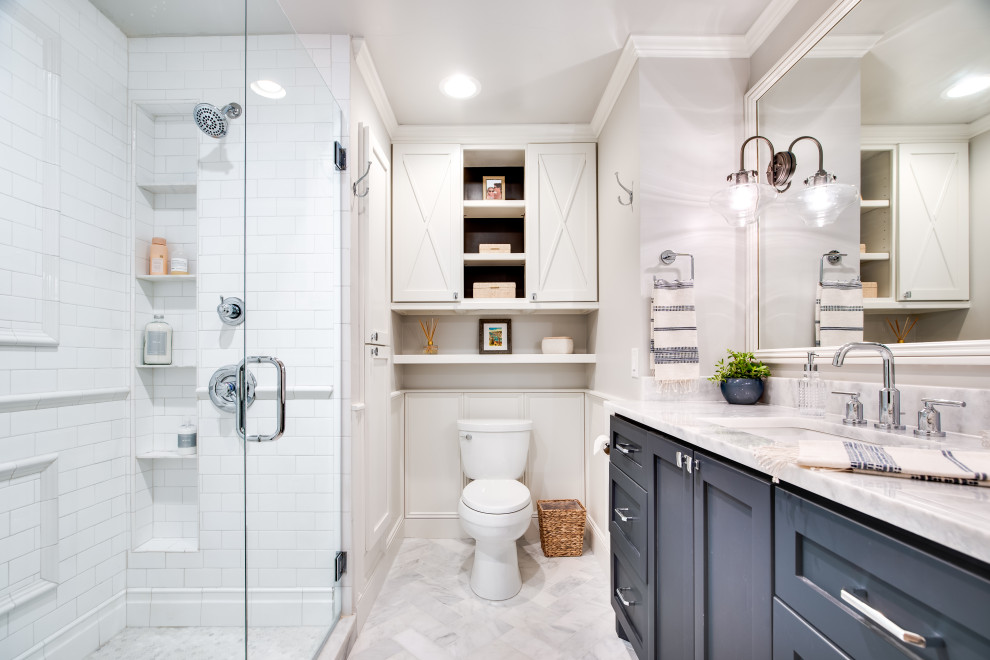 Klassisk inredning av ett litet vit vitt en-suite badrum, med skåp i shakerstil, svarta skåp, en dusch i en alkov, vit kakel, cementkakel, grå väggar, marmorgolv, ett undermonterad handfat, marmorbänkskiva, grått golv och dusch med gångjärnsdörr