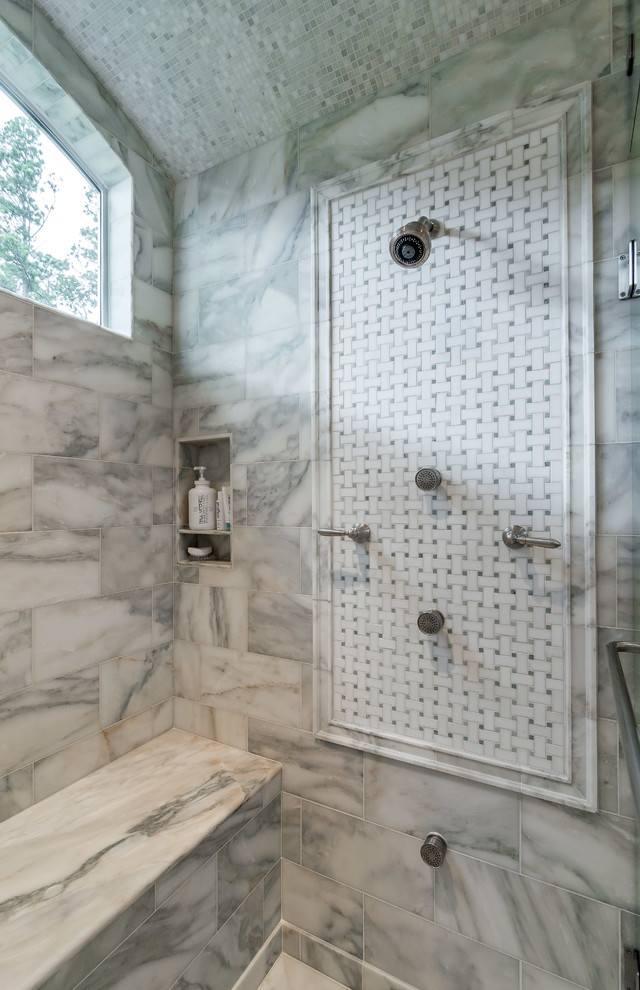 Réalisation d'une salle de bain principale tradition de taille moyenne avec un placard avec porte à panneau surélevé, des portes de placard blanches, une douche double, un carrelage blanc, un plan de toilette en marbre, un mur bleu, un sol en marbre et un lavabo encastré.