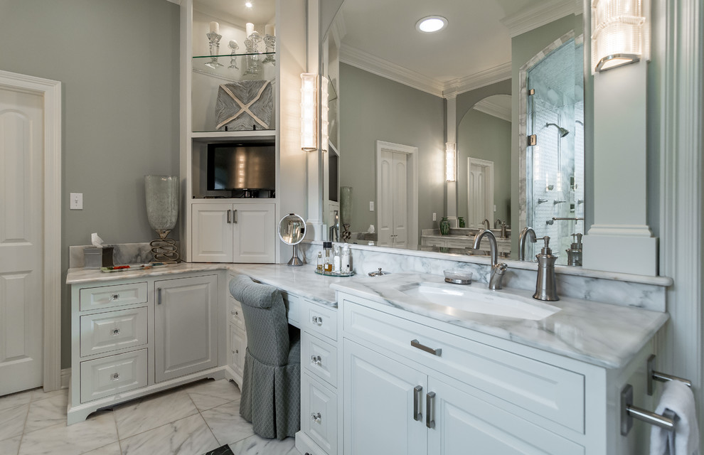 На фото: главная ванная комната среднего размера в классическом стиле с фасадами с выступающей филенкой, белыми фасадами, двойным душем, белой плиткой, мраморной столешницей, синими стенами, мраморным полом и врезной раковиной с